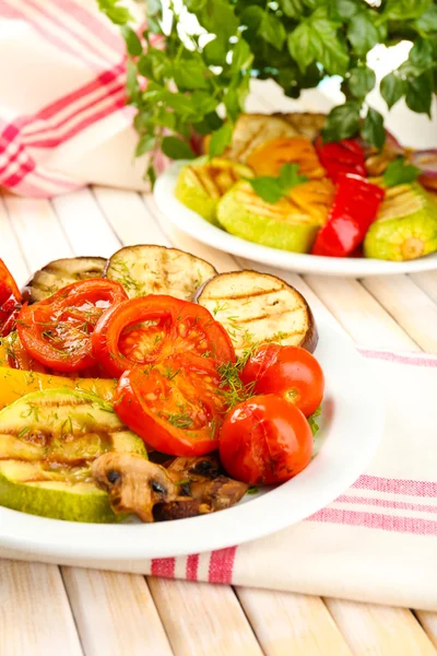 Pyszne warzywa z grilla na tabliczce na stół szczegół — Zdjęcie stockowe