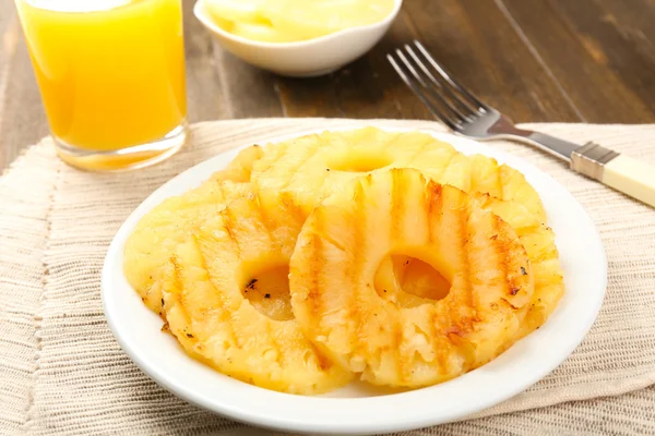 Succoso ananas grigliato sul piatto in primo piano — Foto Stock