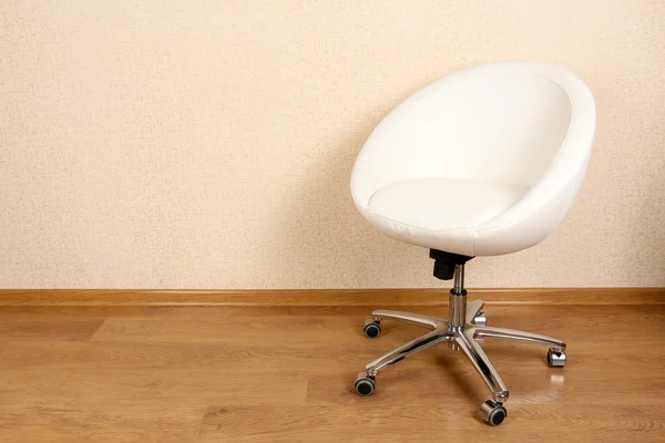 Fauteuil blanc contre mur dans la chambre — Photo