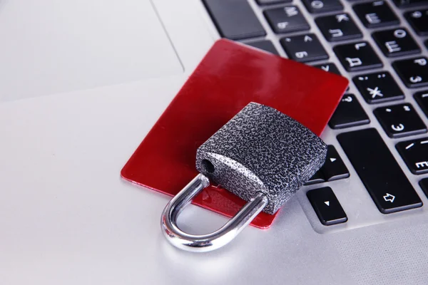 Cartão de crédito e bloqueio no teclado fechar — Fotografia de Stock