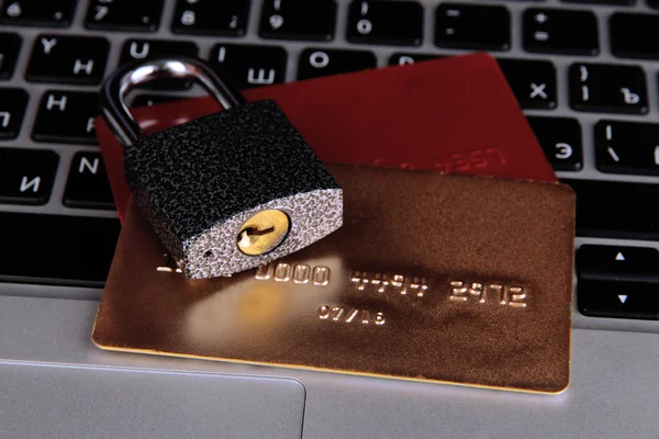 Cartões de crédito e bloqueio no teclado fechar — Fotografia de Stock