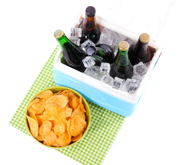 充分的饮料装在瓶子里颜色餐巾，孤立的白色衬底上的冰柜 — 图库照片