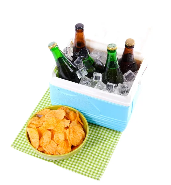 Cassapanca di ghiaccio piena di bevande in bottiglia su tovagliolo di colore, isolata su bianco — Foto Stock