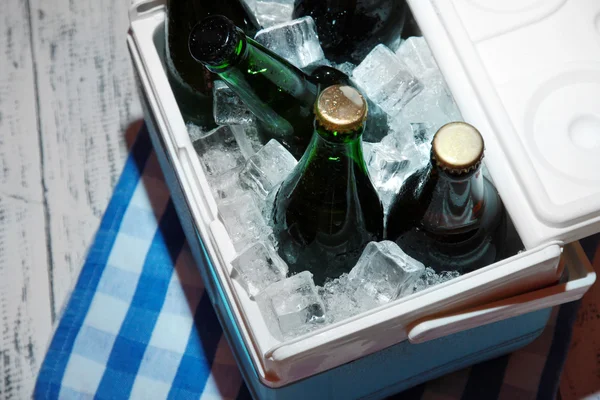병 나무 배경 컬러 냅킨에 음료의 전체 얼음 가슴 — 스톡 사진