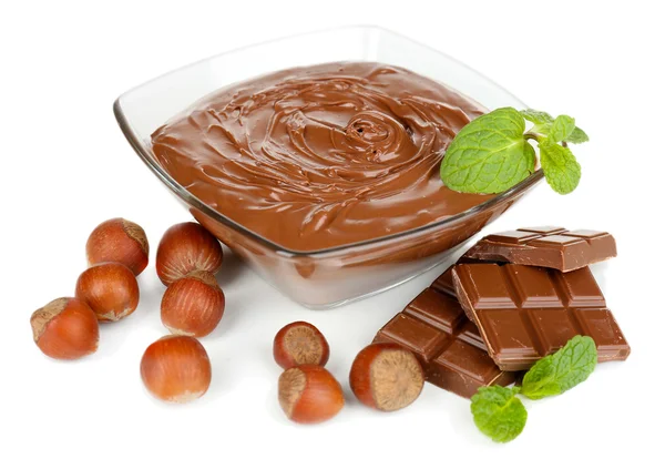 Süße Schokolade Haselnuss-Aufstrich mit ganzen Nüssen und Minze isoliert auf weiß — Stockfoto