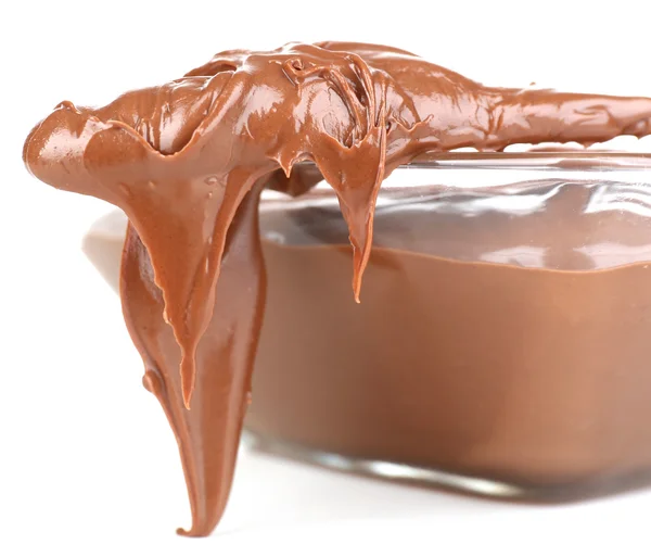 Creme de chocolate em tigela isolada em branco — Fotografia de Stock