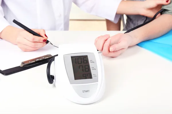 Measuring pressure of patient in hospital close-up — Stock Photo, Image