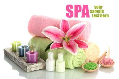 lily, aroma yağı, mumlar ve üzerinde beyaz izole deniz tuzu ile havlu
