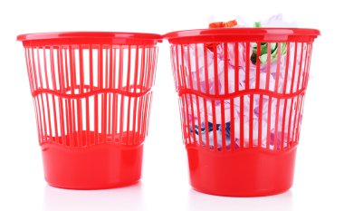 dolu ve boş bir çöp bidonları, üzerinde beyaz izole