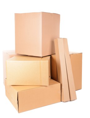 farklı karton kutular üzerinde beyaz izole