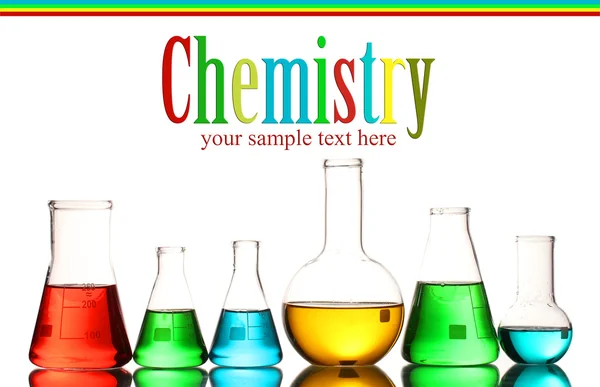 Diferentes cristalería de laboratorio con líquido de color y con reflexión aislada en blanco — Foto de Stock