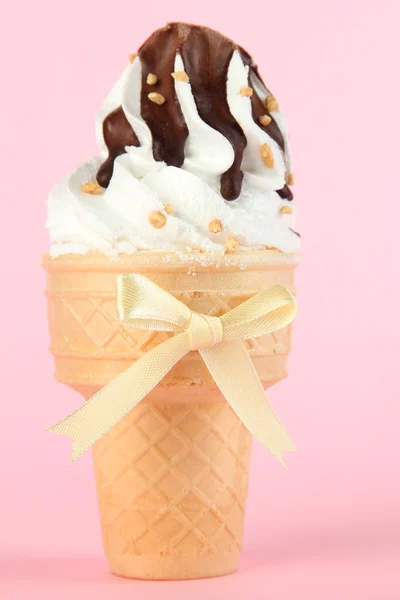 Crème glacée savoureuse au chocolat, sur fond rose — Photo