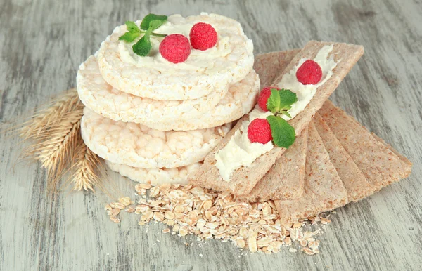 Tasty crispbread with berries, on wooden table — Stock Photo, Image