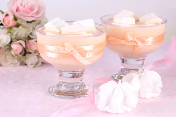 Yogurt saporito con marshmallow, primo piano — Foto Stock