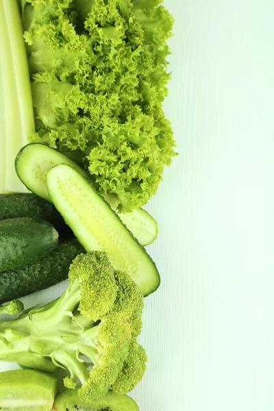Sayuran hijau segar dan buah-buahan, pada warna latar belakang kayu — Stok Foto