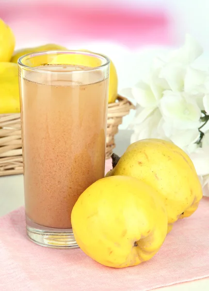 Zoete kweepeer met SAP op tafel op lichte achtergrond — Stockfoto