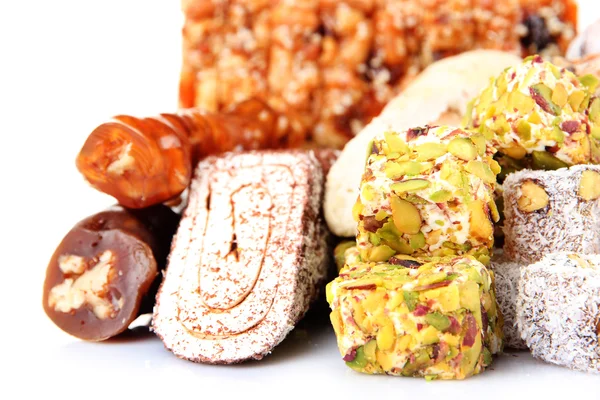 Smakelijke oosterse snoepjes (Turks fruit), geïsoleerd op wit — Stockfoto