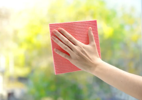 Ruce s ubrouskem, čištění oken — Stock fotografie