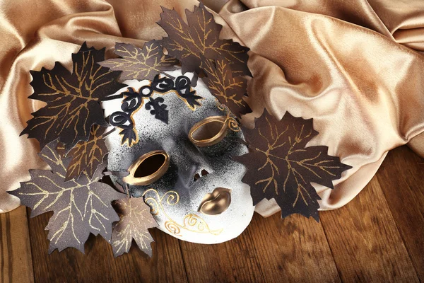 Máscara em tecido dourado — Fotografia de Stock
