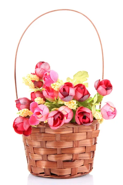 Букет красивых искусственных цветов в плетеной корзине, изолированных на белом — стоковое фото