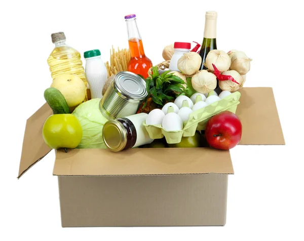 Коробка с продуктами, изолированными на белом — стоковое фото
