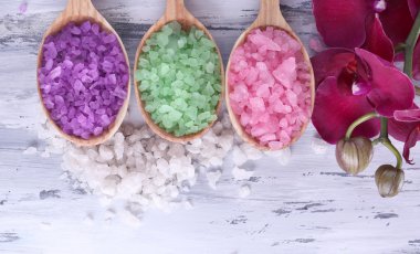 güzel çiçek ile natürmort orkide çiçek ve renk ahşap zemin üzerinde deniz tuzu ile tahta kaşıklar