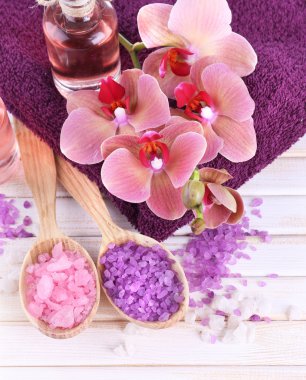 güzel çiçek ile natürmort orkide çiçek ve renk ahşap zemin üzerinde deniz tuzu ile tahta kaşıklar