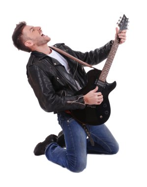 genç müzisyen üzerine beyaz izole gitar çalmak