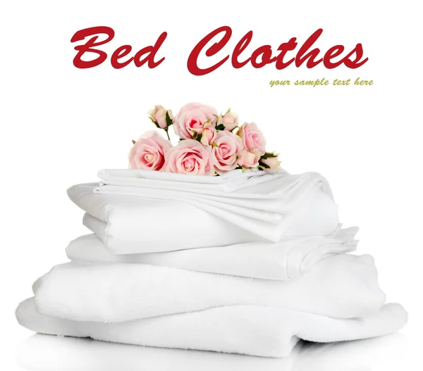 Montón de sábanas y toallas limpias aisladas en blanco — Foto de Stock