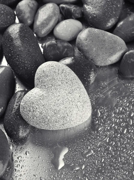 Piedra gris en forma de corazón, sobre fondo claro — Foto de Stock