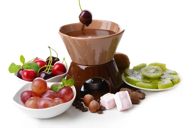 Fondue au chocolat aux fruits tranchés, isolée sur blanc — Photo