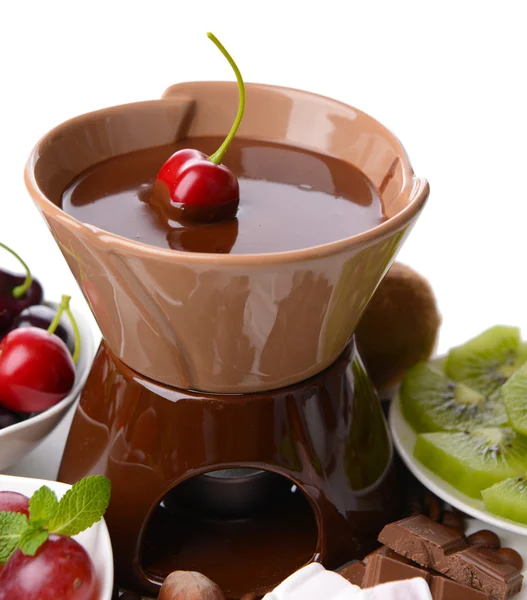 Chokladfondue med skivade frukter, isolerad på vit — Stockfoto