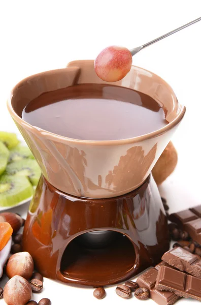 Fonduta di cioccolato con frutti, isolata su bianco — Foto Stock
