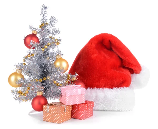 Dekorativní vánoční stromeček s dárky izolovaných na bílém — Stock fotografie