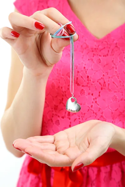 Giovane donna tenendo ciondolo in mano da vicino — Foto Stock