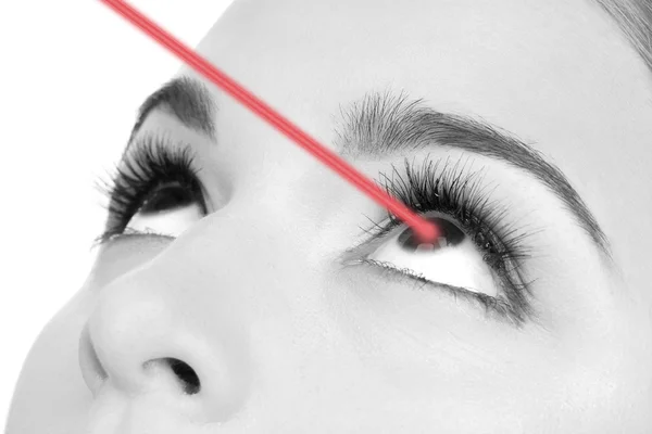 Vrouw oog met laser correctie in schaduwen van grijs — Stockfoto