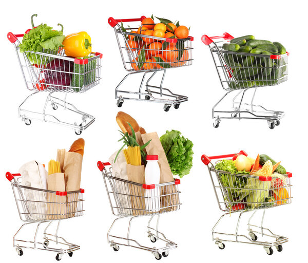 Тележки с различными продуктами, изолированными на белом
