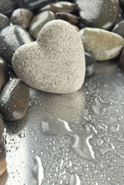 açık renkli üzerinde kalp şeklinde gri taş
