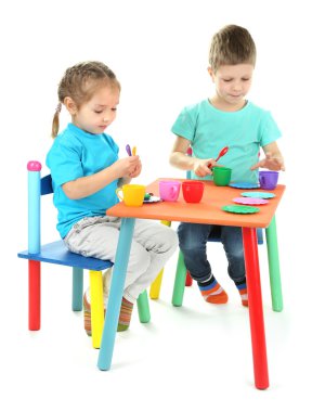 küçük çocuklar üzerinde beyaz izole renkli sofra ile oyun