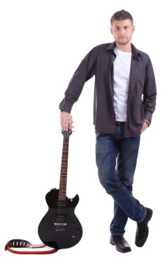 gitar üzerinde beyaz izole olan genç müzisyen