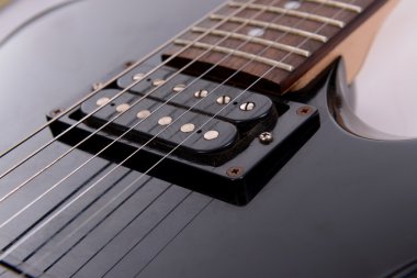 elektro gitar siyah üzerine izole