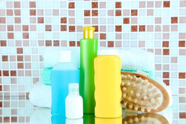 kozmetik ve mozaik karo zemin üzerine banyo aksesuarları