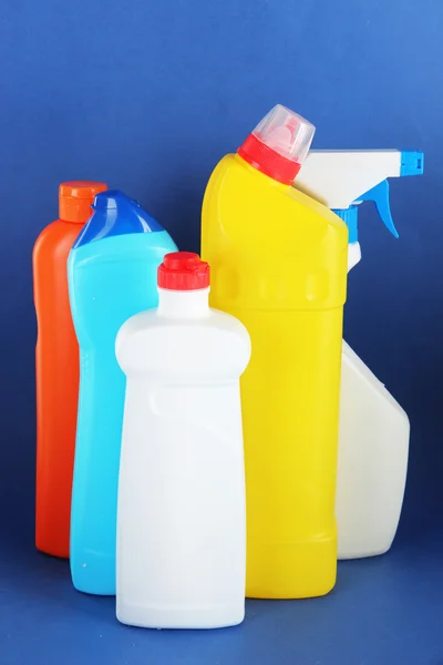 Diferentes tipos de banho e produtos de limpeza de toalete e esponjas coloridas, no fundo de cor — Fotografia de Stock