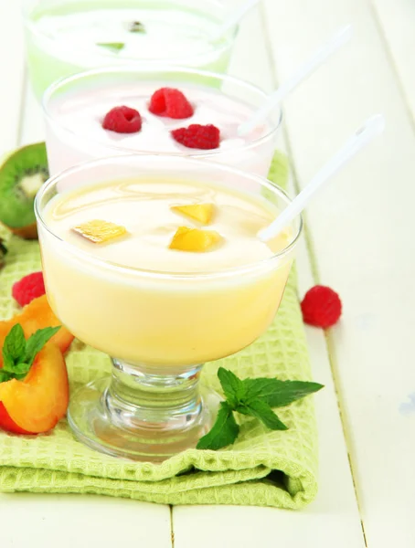 Iogurte delicioso com frutas e bagas na mesa close-up — Fotografia de Stock