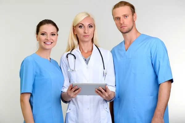 Medical workers on grey background — Stock Photo, Image