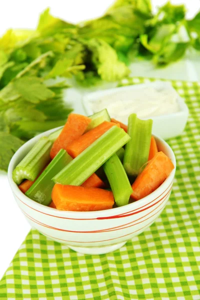 Frischer grüner Sellerie mit Gemüse in Schüssel auf dem Tisch in Großaufnahme — Stockfoto