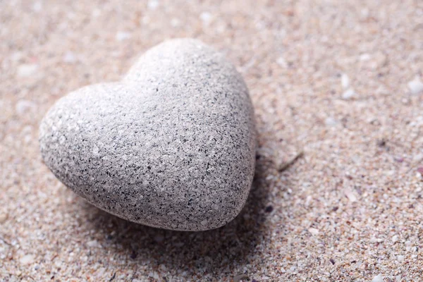 ahşap zemin üzerinde kalp şeklinde gri taş