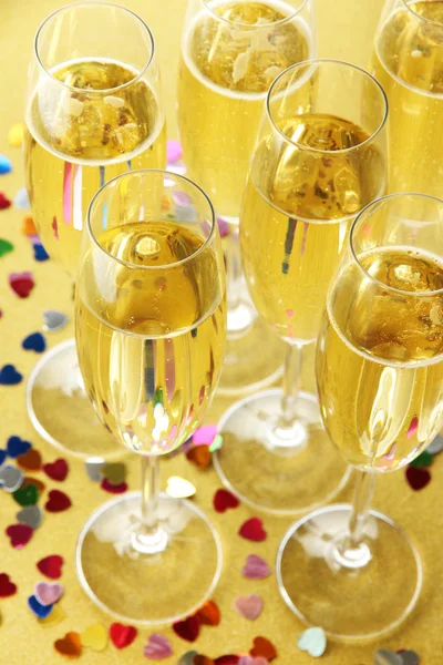 Naléval šampaňské na lesklém pozadí — Stock fotografie
