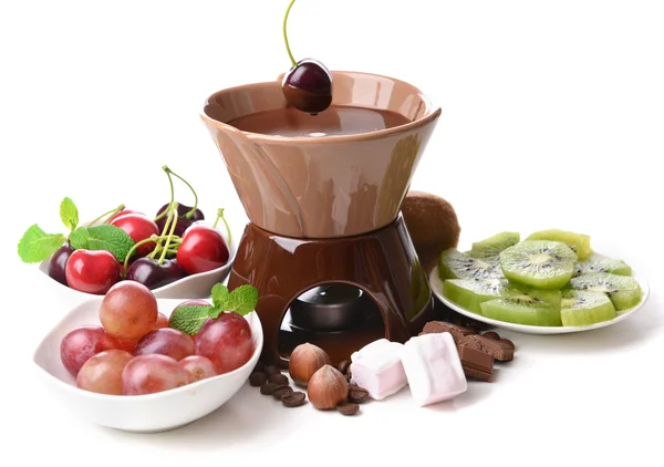 Fondue de chocolate con frutas en rodajas, aisladas en blanco —  Fotos de Stock