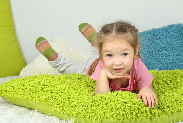 Klein meisje die in bed ligt — Stockfoto